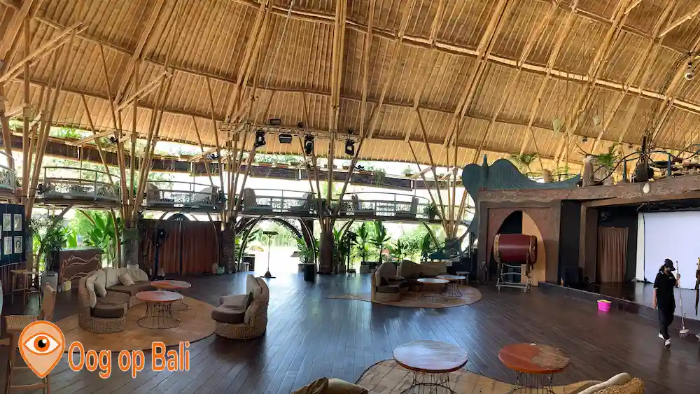 Podium in groot bamboegebouw.