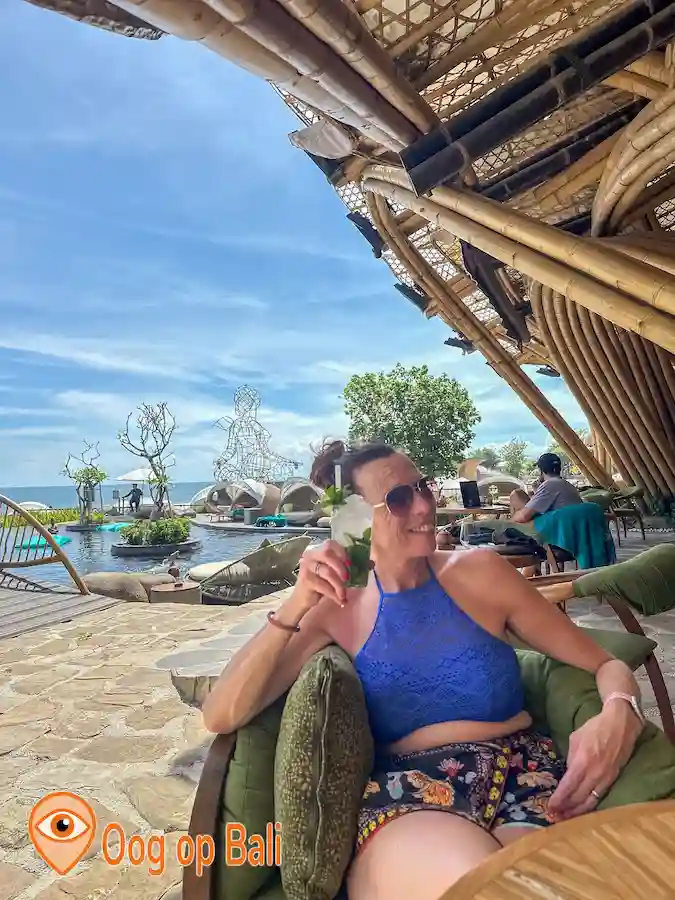 Terras bij zwembad en bamboegebouw.