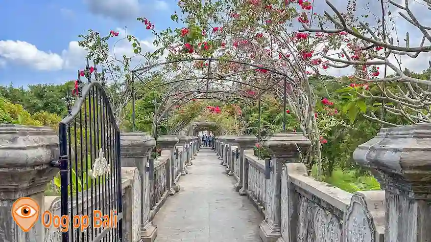 Toegang brug naar het waterpaleis