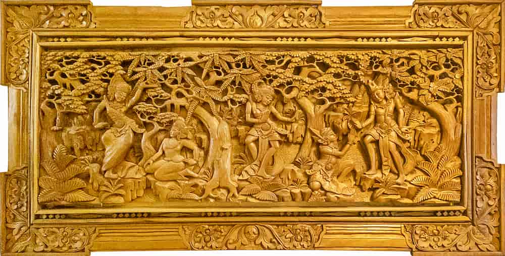 Houtsnijwerk mensen in bos.