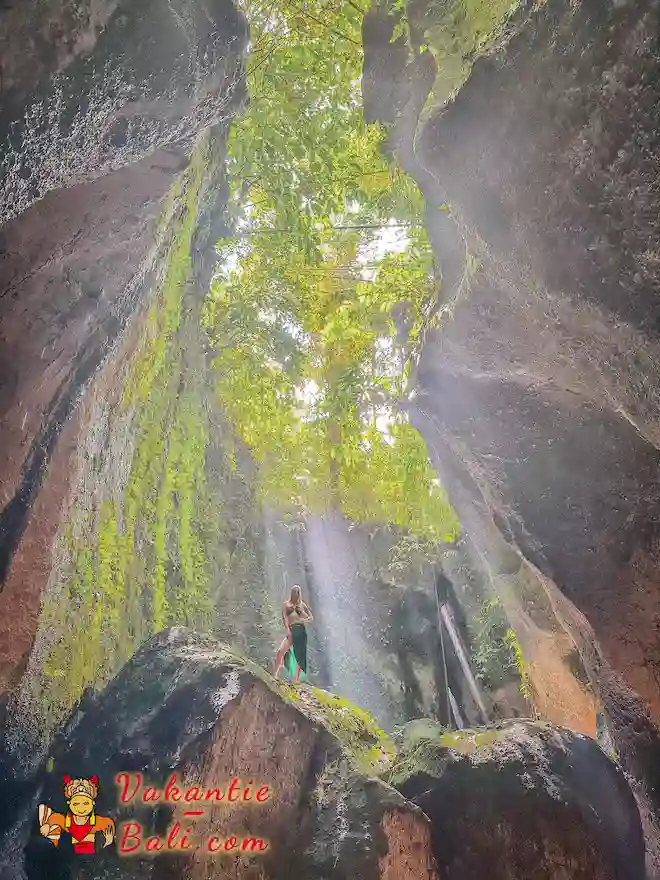 Vrouw poseert op de rotsen