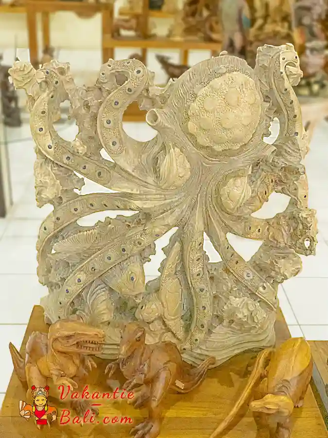 Blankhouten beeldhouwwerk van octopus.