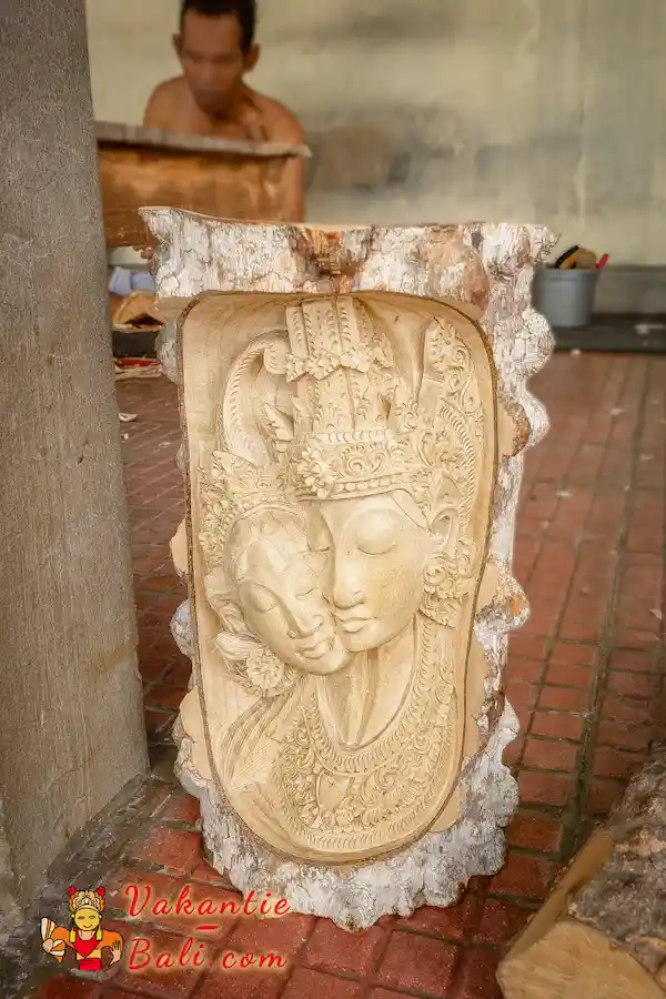 Balinees houtsnijwerk in Krokodillenhout. 