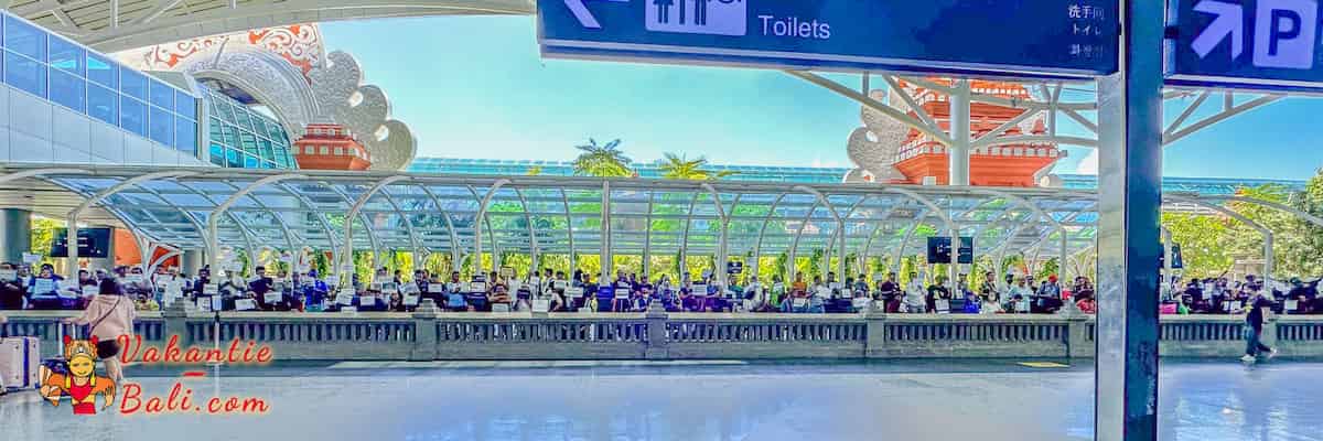 Pickup net buiten het Denpasar airport.