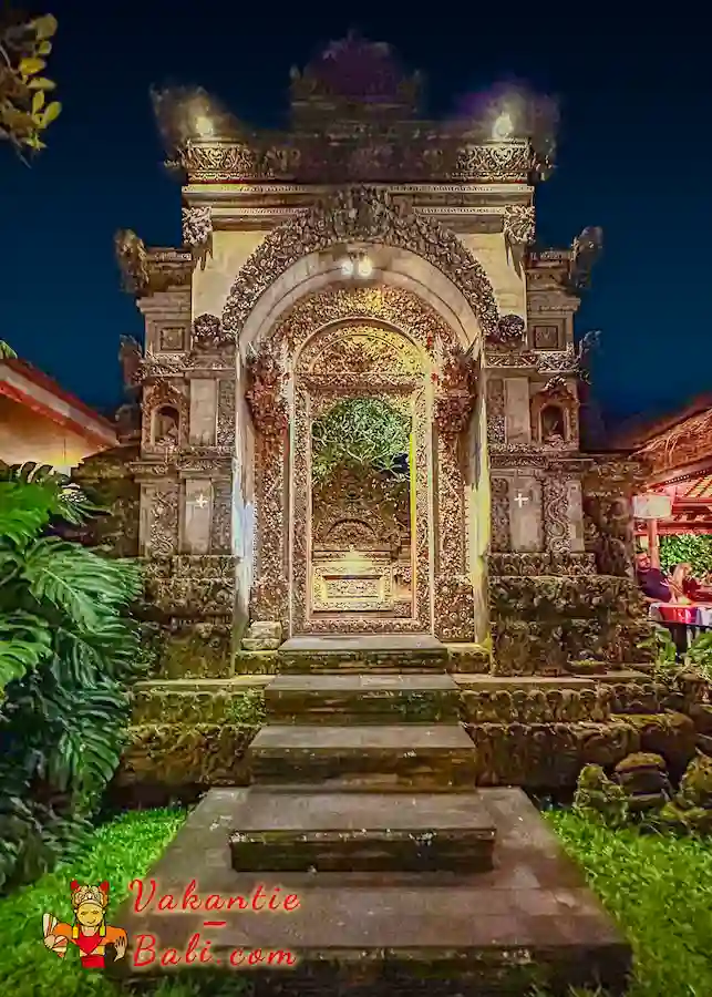 De prachtige toegangspoort bij Ibu Rai.