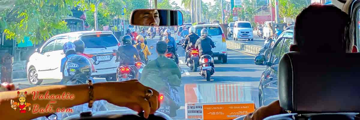 Scooters kronkelen langzaam aan ons voorbij, om ze even later weer in te halen.