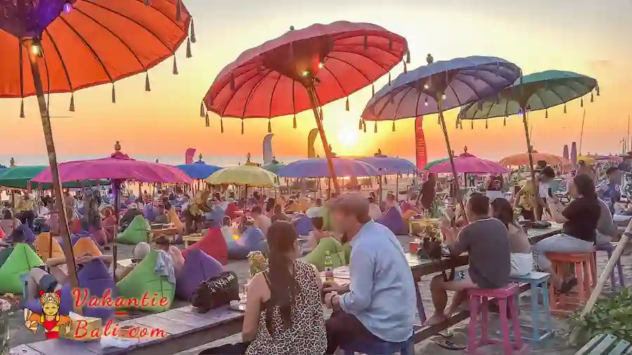 Gekleurde parasols op het strand van Seminyak in Bali.