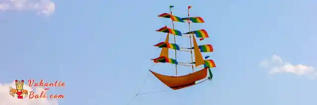 Vliegeren met een boot.